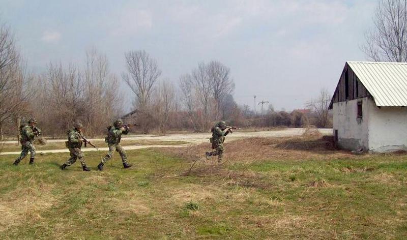 жално ма Македонските војници со старите југословенски пушки,.. така ли е спремна АРМ за во НАТО