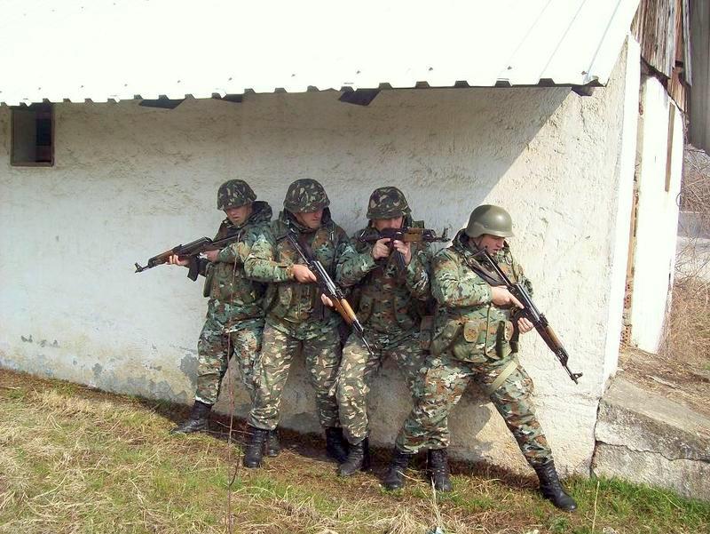 жално ма Македонските војници со старите југословенски пушки,.. така ли е спремна АРМ за во НАТО