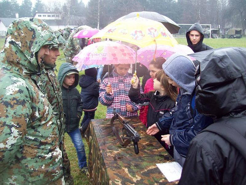 жално ма Македонските војници со старите југословенски пушки,.. така ли е спремна АРМ за во НАТО